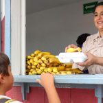 Supervisa alcaldesa Karla Córdova operación de comedor escolar; programa beneficia a miles de alumnos